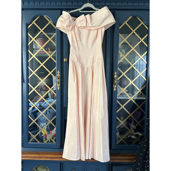 Vintage 1950s Peach Taffeta Off-Shoulder Drop-Waist Gown Rhinestone Bow Size 6 - Picture 2 of 14